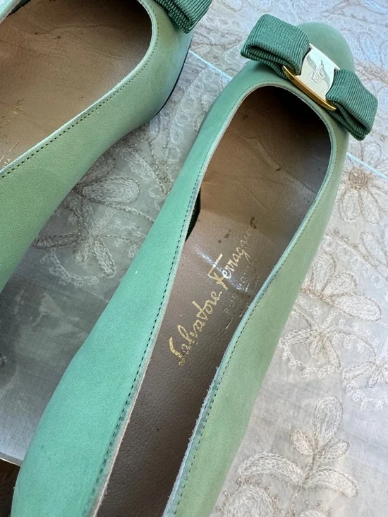 Salvatore Ferragamo Green Suede Vara Bow Pumps with Gold Accent - Picture 4 of 11